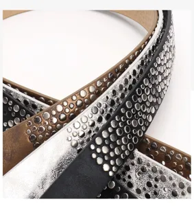 Vue détaillée de ceintures style punk avec clous métalliques irréguliers pour femmes