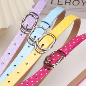Lot de quatre fines ceintures colorées à pois avec boucles argentées pour femme
