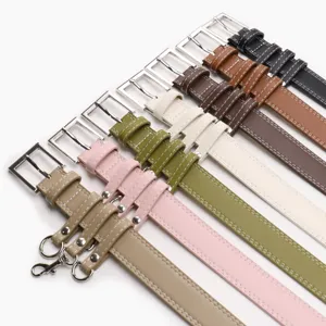 Modieuze damesriem met gesp met meerdere ringen en witte contraststiksels in diverse kleuren