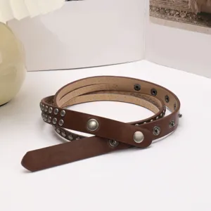 Vintage brauner Y2K beschlagener Ledergürtel mit Druckknöpfen und Punk-Stil Nieten