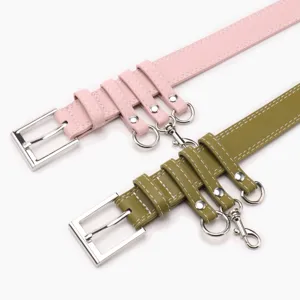 Modieuze damesriem van kunstleer met metalen clips met meerdere ringen en witte stiksels