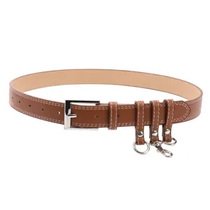 Modieuze bruine leren damesriem met witte stiksels en decoratieve ringen aan de lussen