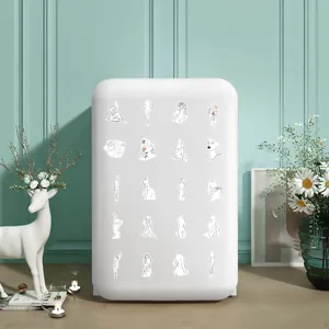 Primo piano di adesivi artistici con silhouette di donna minimalista su armadietto