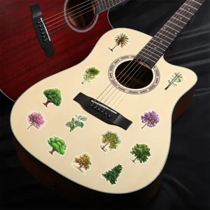 Détail de stickers transparents PET d'arbres de la jungle décorant une guitare acoustique