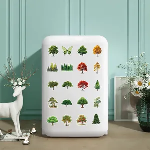 Vue détaillée de divers autocollants en PET sur le thème de la nature sur une surface.