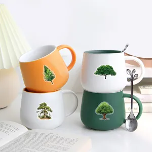 Gros plan de stickers d'arbres forestiers sur des tasses en céramique pour déco.