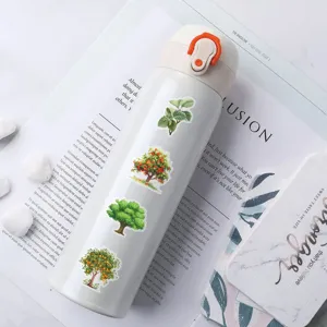Vue détaillée des autocollants d'arbres de la jungle sur une gourde blanche pour déco DIY