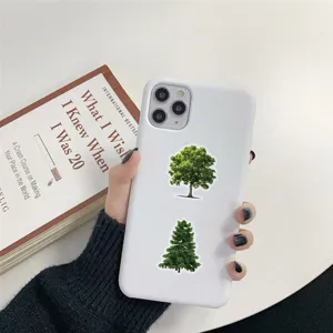 Vue détaillée des autocollants d'arbres de forêt en PET sur une coque de téléphone