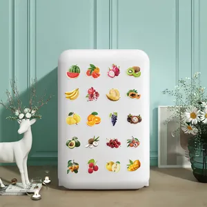 Varietà di adesivi colorati in PET a forma di frutta su un frigorifero bianco decorativo