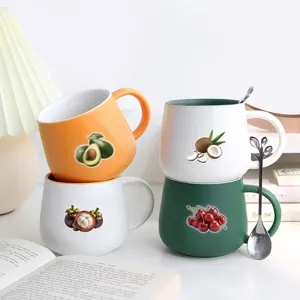 Adesivi in PET a tema frutta che decorano tazze in ceramica con ciliegie e avocado DIY