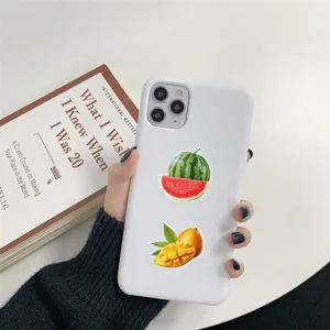 Vista dettagliata di adesivi in PET impermeabili con anguria e mango su custodia telefono