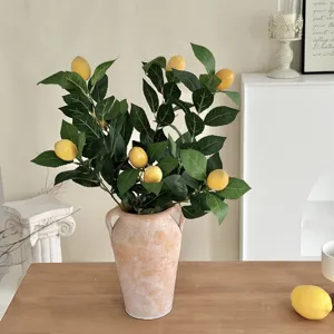 Realistischer künstlicher Zitronenzweig mit gelben Früchten in rustikaler Terrakotta-Vase