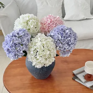 Vista dettagliata di fiori di ortensia artificiali stampati in 3D in un vaso blu