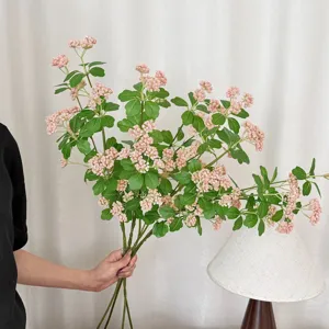 Detailopname van roze kunstmatige Mili-fruitbloemen voor interieurdecoratie.