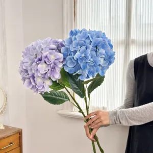 Gedetailleerde weergave van 3D-geprinte grote hortensiastelen in paars en blauw.