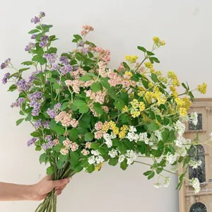 Gedetailleerde weergave van kleurrijke kunstbessenbloemen in paars, roze en geel
