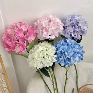 Detail met vijf verschillende kleuren realistische 3D-geprinte kunstmatige hortensia's.