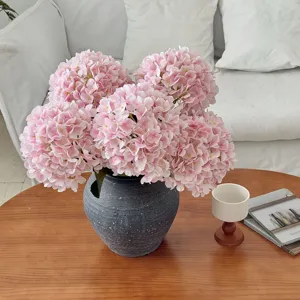 Elegante bouquet di ortensie rosa stampate in 3D in un vaso grigio per l'arredamento.