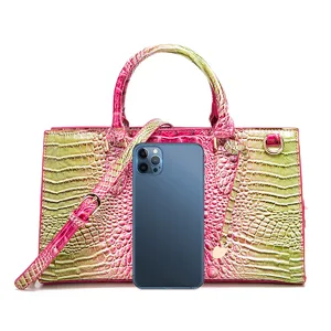 Bolso retro con relieve de cocodrillo rosa y verde con smartphone para comparar tamaño