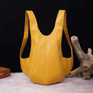 Vista detallada de una mochila vintage de cuero amarillo en forma de escarabajo con curvas