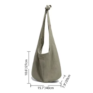 Bolso hobo vintage de lona verde salvia con medidas 40x27x20cm y cómoda asa anudada.
