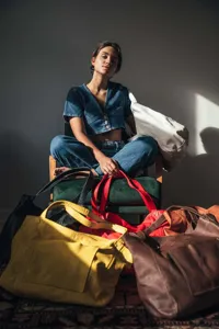 Bolso tote grande vintage de cuero suave con bolsillo frontal para mujer.