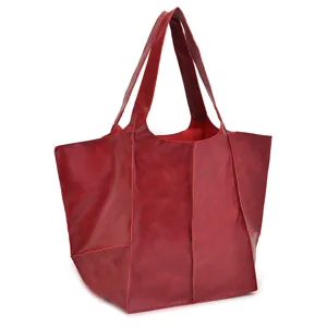 Detalle de bolso tote vintage de cuero encerado rojo oscuro con gran capacidad.