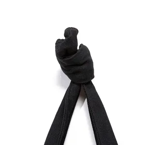 Primer plano detallado del asa de lona negra anudada en bolso de estilo retro azteca