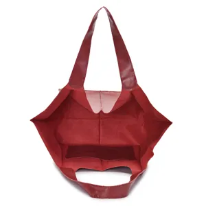 Detalle interior de un bolso tote vintage de cuero rojo encerado con bolsillo interno
