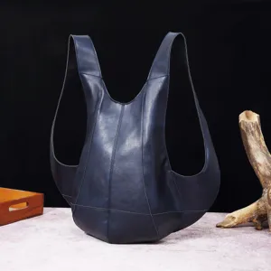 Primer plano de la mochila de cuero azul marino con forma de escarabajo en estudio