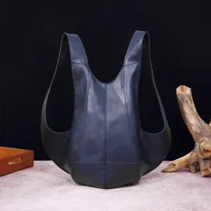 Detalle de una mochila vintage con forma de escarabajo en cuero suave azul oscuro