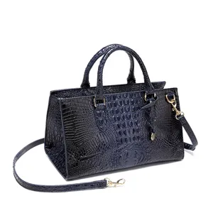 Elegante bolso de mano azul marino con textura de cocodrilo y una correa ajustable