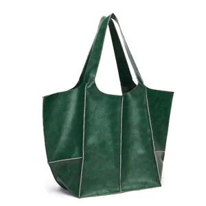 Primer plano de un bolso tote vintage de cuero encerado verde oscuro con costuras blancas.