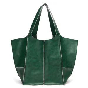 Detalle de un bolso tote vintage de cuero encerado verde con costuras blancas.