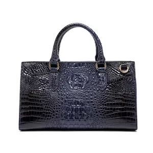 Vista detallada del patrón de cocodrillo azul marino en bolso vintage de piel para mujer