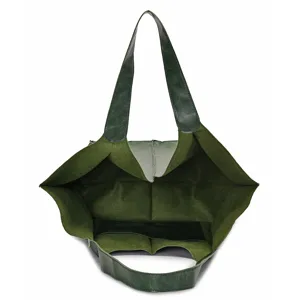 Vista interior detallada que muestra la gran capacidad del bolso tote de cuero verde