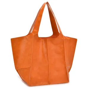 Vista detallada del bolso tote retro de cuero encerado naranja con diseño de paneles