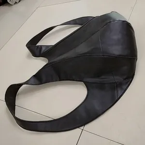 Mochila minimalista de cuero sintético estilo escarabajo con un diseño curvo vintage único