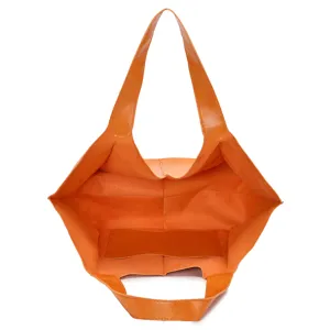 Vista interior de un bolso tote vintage de cuero encerado naranja de gran capacidad.