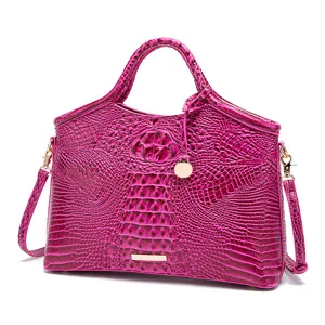 Primer plano de un bolso retro magenta con un patrón de cocodrillo en relieve 3D