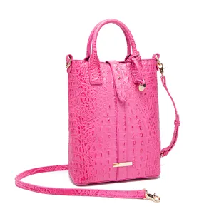 Bolso de mano vintage rosa para mujer con textura de cocodrilo y correa ajustable.