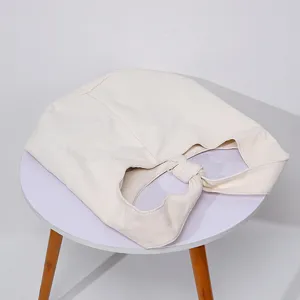 Vista detallada del bolso de lona de algodón y lino crema con un diseño de asa anudada único