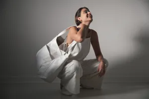 Detalle que muestra la gran capacidad y la textura de cuero suave del bolso tote blanco