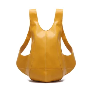 Mochila retro de cuero amarillo en forma de escarabajo con un diseño unisex minimalista