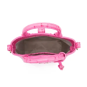Vista superior de bolso rosa con grabado de cocodrilo, forro gris y bolsillo interior.