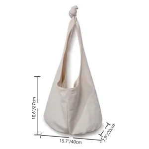 Vista detallada de un bolso hobo de lona crema con dimensiones: 27 cm x 40 cm x 20 cm.