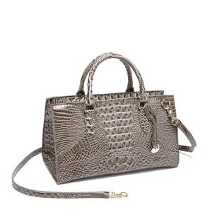 Detalle del relieve de cocodrilo gris metalizado en este bolso de mano vintage de lujo