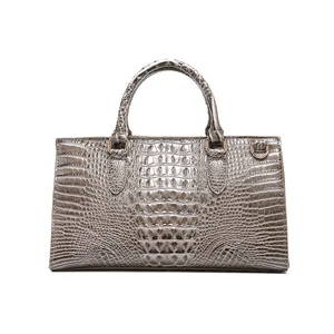 Vista detallada de la textura de cocodrilo gris en un bolso de mano de estilo vintage