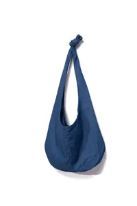 Vista detallada de un bolso de hombro vintage de lona de lino azul con nudo decorativo