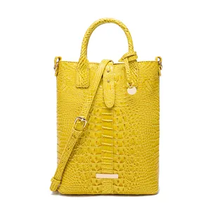 Detalle de bolso vintage amarillo con textura de cocodrilo con relieve profundo